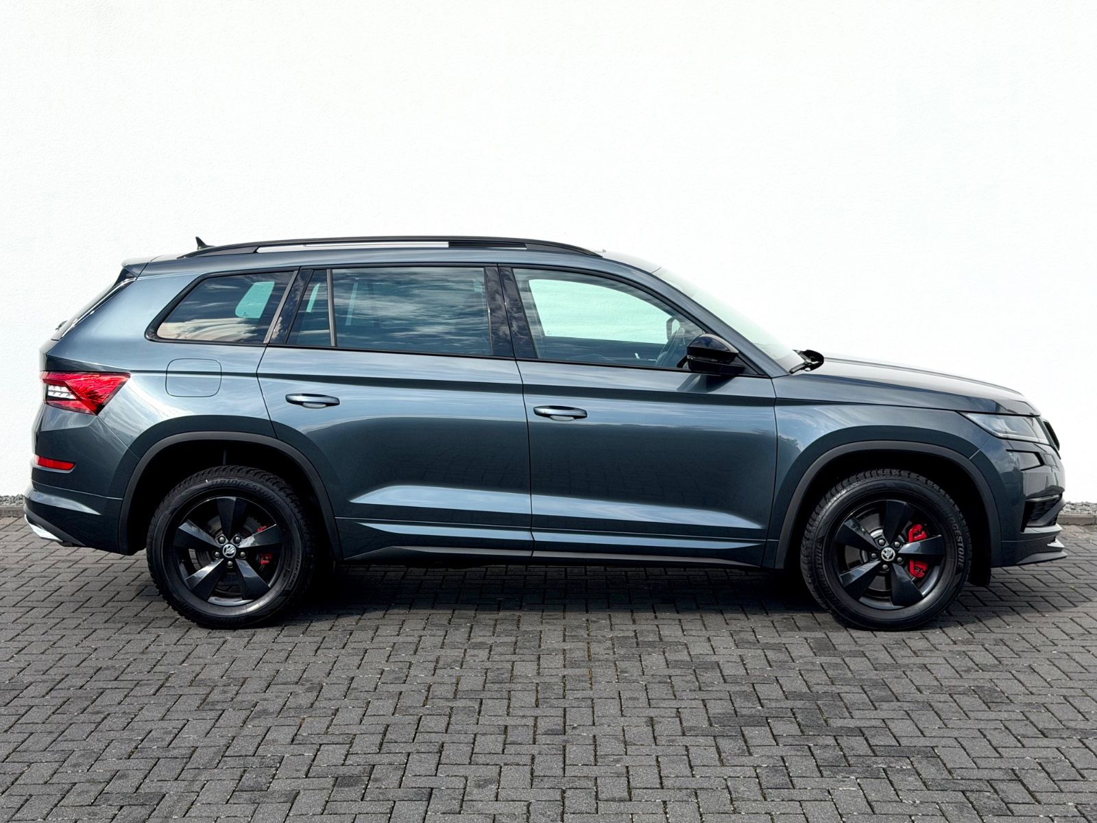 Skoda Kodiaq RS 2.0 TDI DSG 4x4 /PANO/LED/CAM/GARANTIE - Bild 4 Skoda Kodiaq RS 2.0 TDI DSG 4x4 /PANO/LED/CAM/GARANTIE in Grau als SUV/Geländewagen/Pickup - Fahrzeugfoto 4