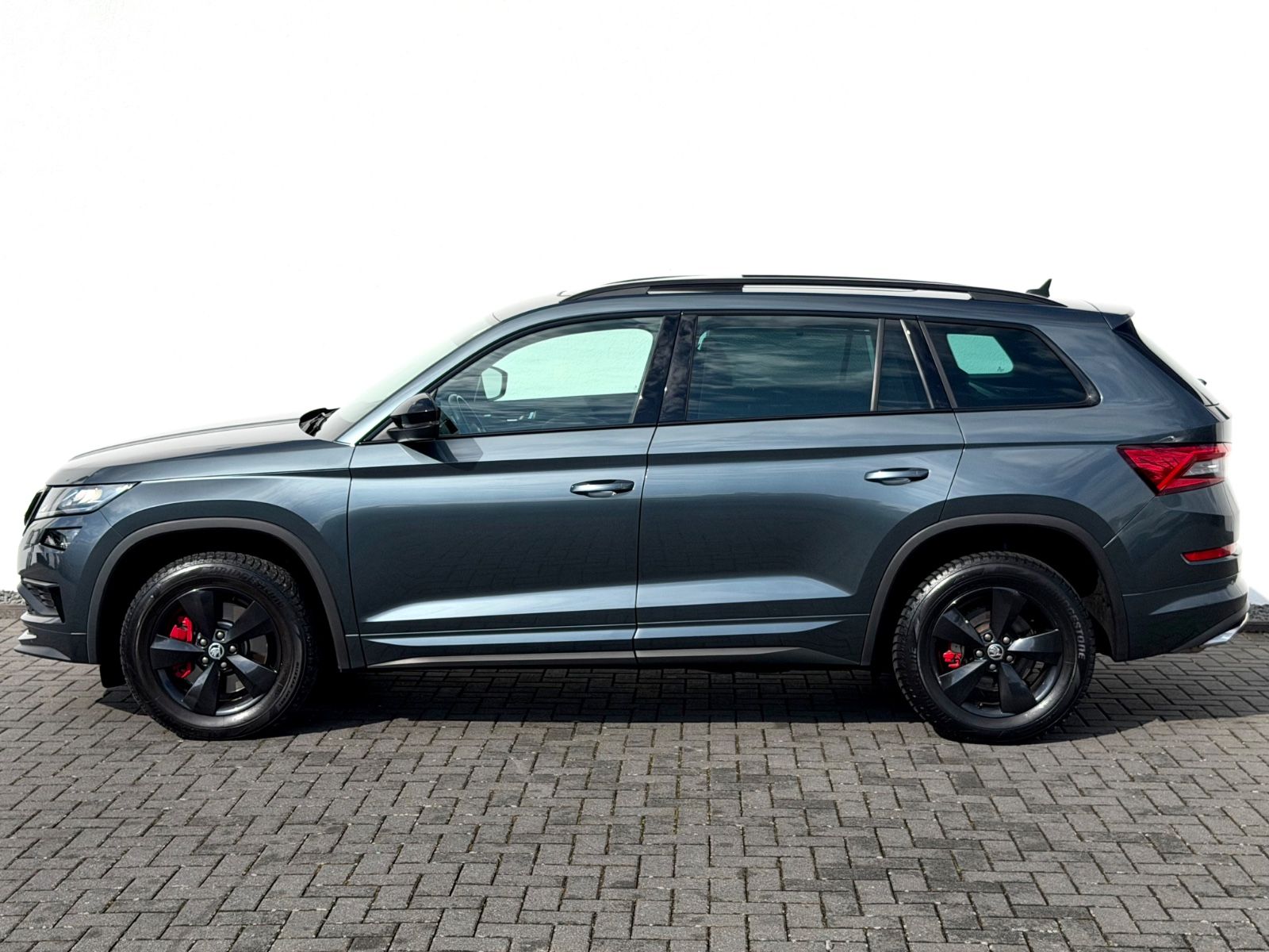 Skoda Kodiaq RS 2.0 TDI DSG 4x4 /PANO/LED/CAM/GARANTIE - Bild 8 Skoda Kodiaq RS 2.0 TDI DSG 4x4 /PANO/LED/CAM/GARANTIE in Grau als SUV/Geländewagen/Pickup - Fahrzeugfoto 8