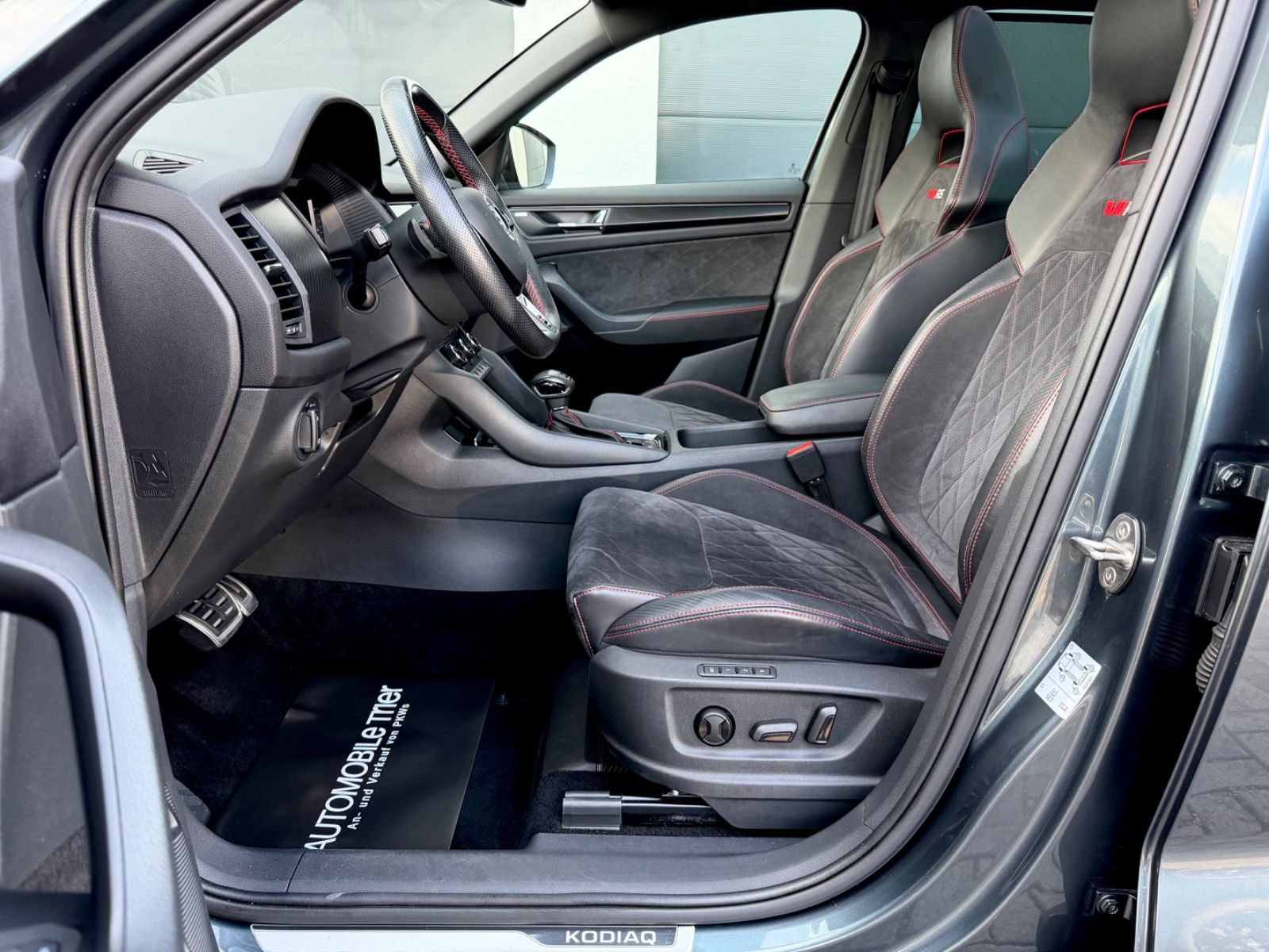 Skoda Kodiaq RS 2.0 TDI DSG 4x4 /PANO/LED/CAM/GARANTIE - Bild 9 Skoda Kodiaq RS 2.0 TDI DSG 4x4 /PANO/LED/CAM/GARANTIE in Grau als SUV/Geländewagen/Pickup - Fahrzeugfoto 9