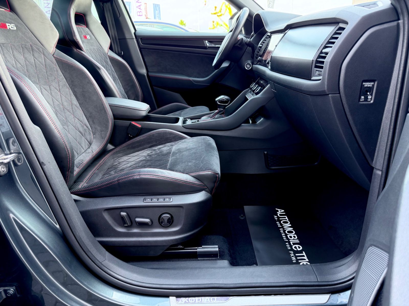 Skoda Kodiaq RS 2.0 TDI DSG 4x4 /PANO/LED/CAM/GARANTIE - Bild 13 Skoda Kodiaq RS 2.0 TDI DSG 4x4 /PANO/LED/CAM/GARANTIE in Grau als SUV/Geländewagen/Pickup - Fahrzeugfoto 13
