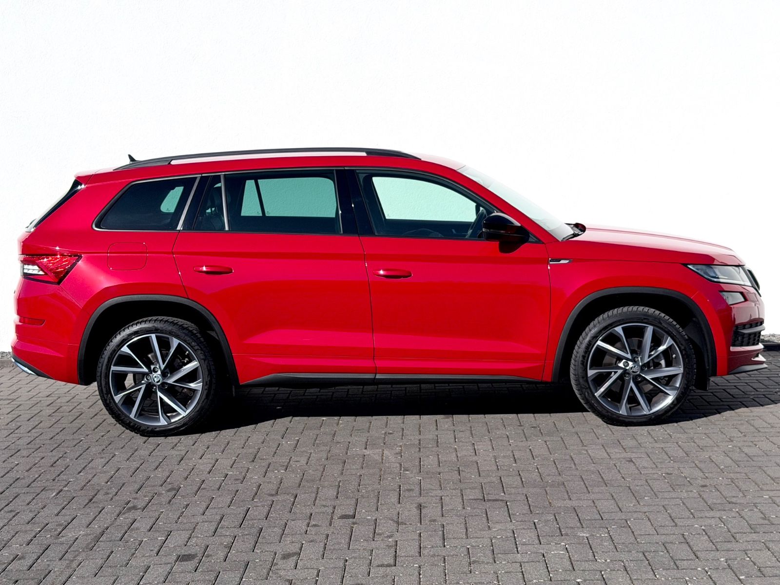 Skoda Kodiaq Sportline 2.0 TSI DSG 4x4 /NAVI/LED/AHK/ - Bild 4 Skoda Kodiaq Sportline 2.0 TSI DSG 4x4 /NAVI/LED/AHK/ als SUV/Geländewagen/Pickup - Fahrzeugfoto 4