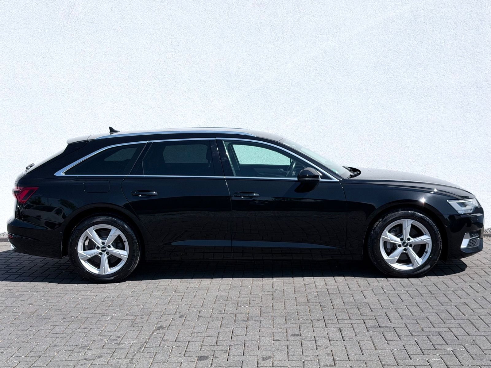 Audi A6 Avant 45 TDI quattro sport /LED/ACC/CAM/AHK/ - Bild 4 Audi A6 Avant 45 TDI quattro sport /LED/ACC/CAM/AHK/ in Schwarz als Kombi - Fahrzeugfoto 4