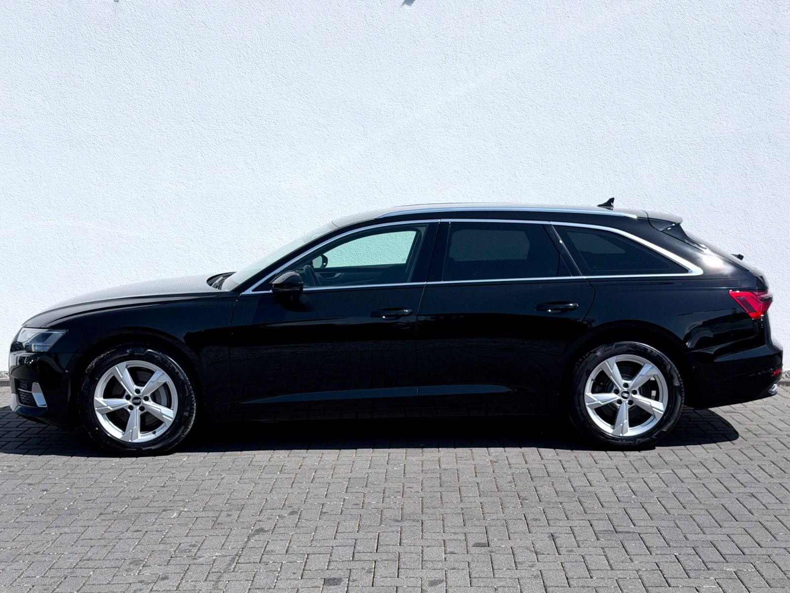 Audi A6 Avant 45 TDI quattro sport /LED/ACC/CAM/AHK/ - Bild 8 Audi A6 Avant 45 TDI quattro sport /LED/ACC/CAM/AHK/ in Schwarz als Kombi - Fahrzeugfoto 8