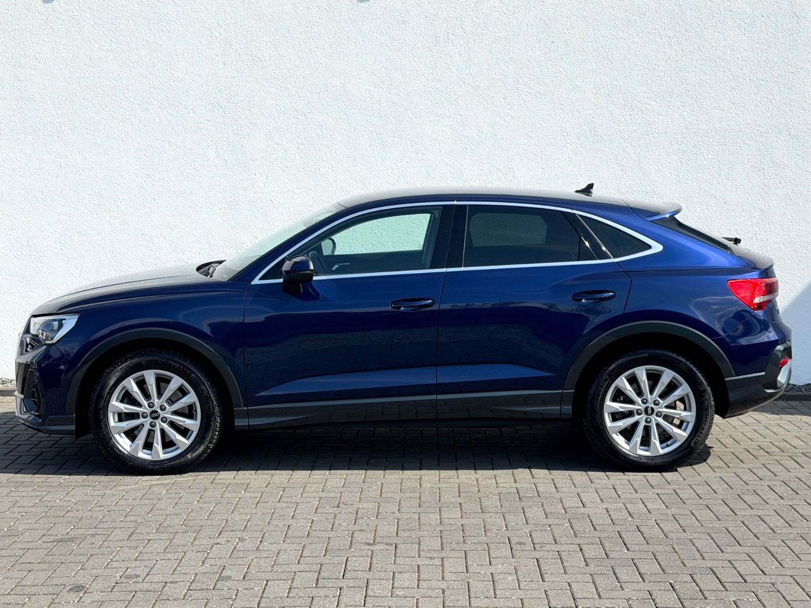 Audi Q3 Sportback 40 TFSI quattro S line /1.HAND/ - Bild 8 Audi Q3 Sportback 40 TFSI quattro S line /1.HAND/ in Blau als Sportwagen/Coupé - Fahrzeugfoto 8