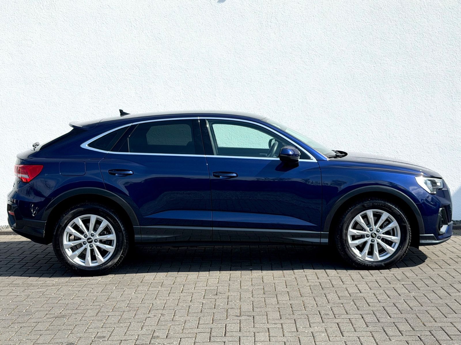 Audi Q3 Sportback 40 TFSI quattro S line /1.HAND/ - Bild 4 Audi Q3 Sportback 40 TFSI quattro S line /1.HAND/ in Blau als SUV/Geländewagen/Pickup - Fahrzeugfoto 4