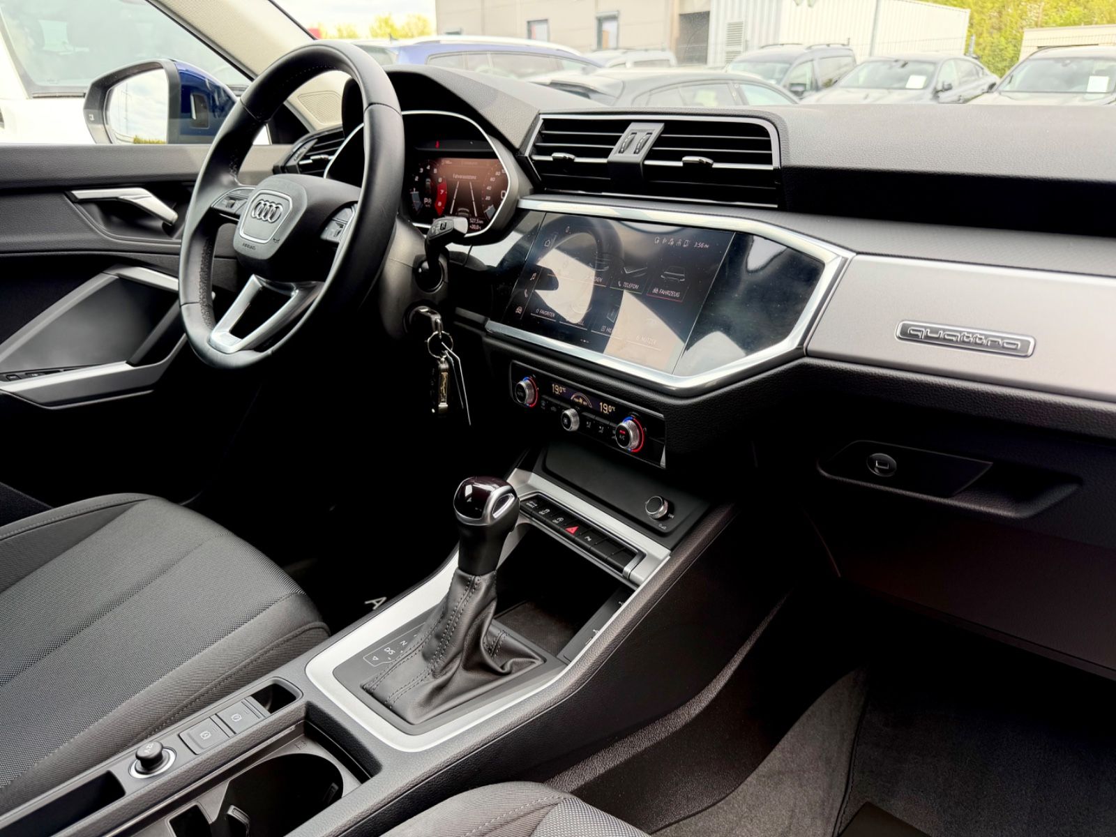 Audi Q3 Sportback 40 TFSI quattro S line /1.HAND/ - Bild 12 Audi Q3 Sportback 40 TFSI quattro S line /1.HAND/ in Blau als SUV/Geländewagen/Pickup - Fahrzeugfoto 12