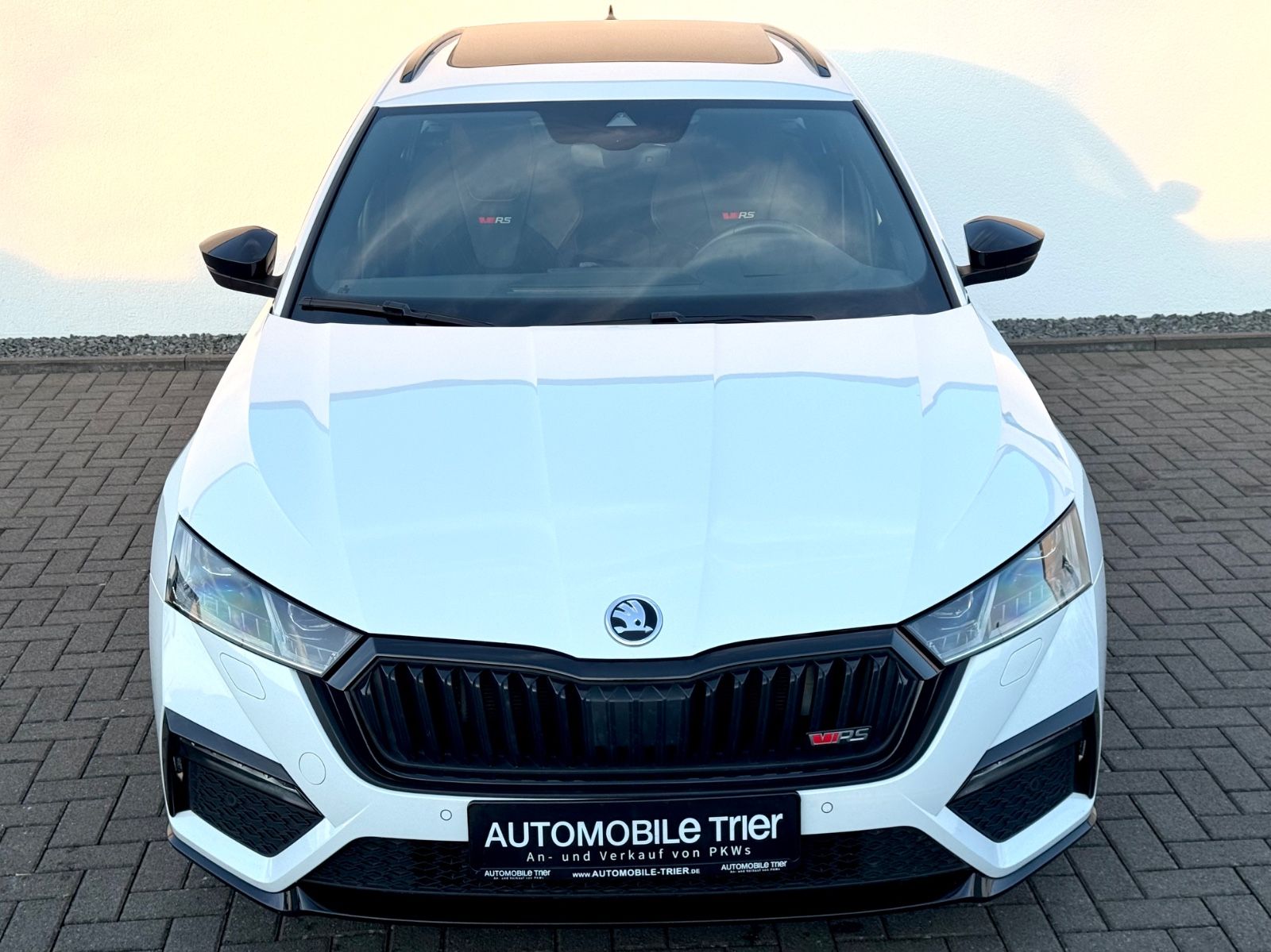 Skoda Octavia Combi RS 2.0 TSI DSG /MASSAGE/PANO/HUD/ - Bild 2 Skoda Octavia Combi RS 2.0 TSI DSG /MASSAGE/PANO/HUD/ in Weiß als Kombi - Fahrzeugfoto 2