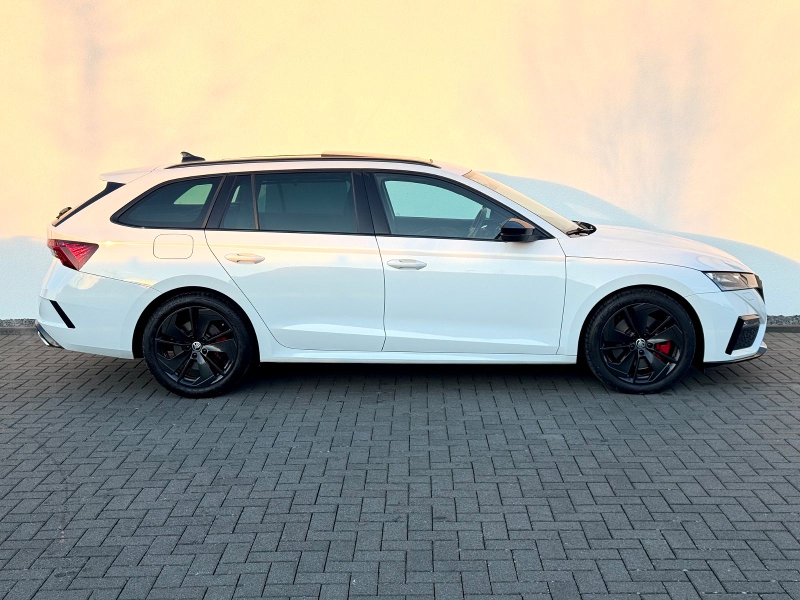 Skoda Octavia Combi RS 2.0 TSI DSG /MASSAGE/PANO/HUD/ - Bild 4 Skoda Octavia Combi RS 2.0 TSI DSG /MASSAGE/PANO/HUD/ in Weiß als Kombi - Fahrzeugfoto 4