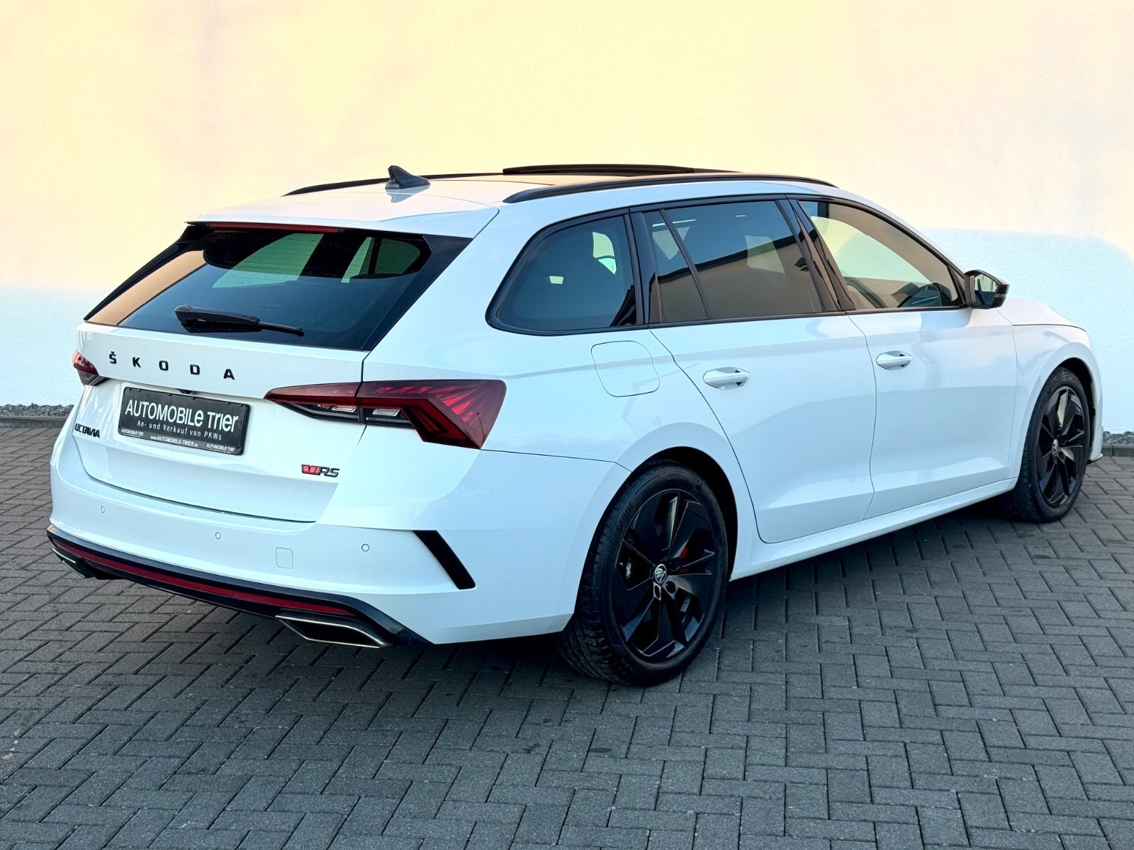 Skoda Octavia Combi RS 2.0 TSI DSG /MASSAGE/PANO/HUD/ - Bild 5 Skoda Octavia Combi RS 2.0 TSI DSG /MASSAGE/PANO/HUD/ in Weiß als Kombi - Fahrzeugfoto 5