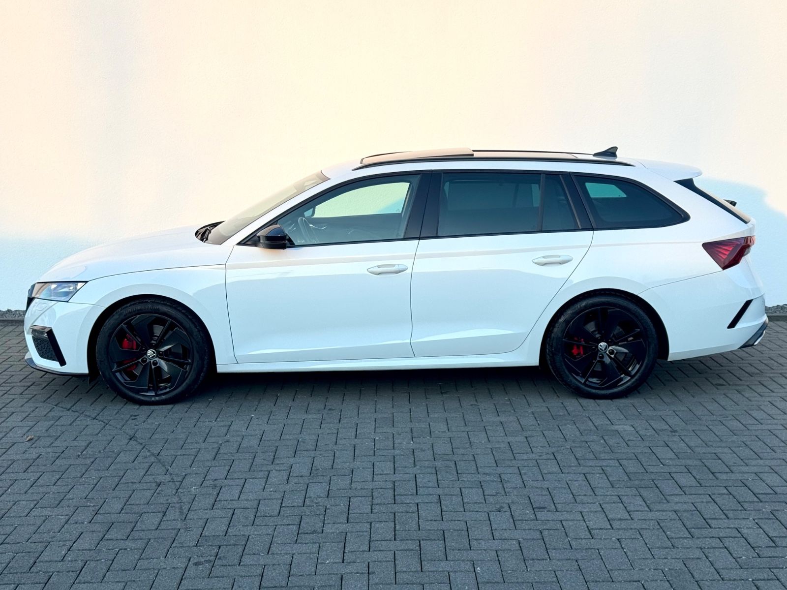 Skoda Octavia Combi RS 2.0 TSI DSG /MASSAGE/PANO/HUD/ - Bild 8 Skoda Octavia Combi RS 2.0 TSI DSG /MASSAGE/PANO/HUD/ in Weiß als Kombi - Fahrzeugfoto 8