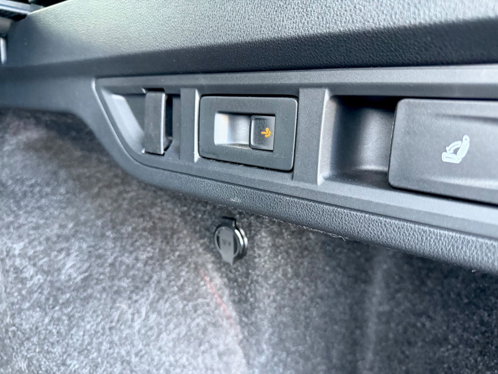 Skoda Octavia Combi RS 2.0 TSI DSG /MASSAGE/PANO/HUD/ - Bild 26 Skoda Octavia Combi RS 2.0 TSI DSG /MASSAGE/PANO/HUD/ in Weiß als Kombi - Fahrzeugfoto 26