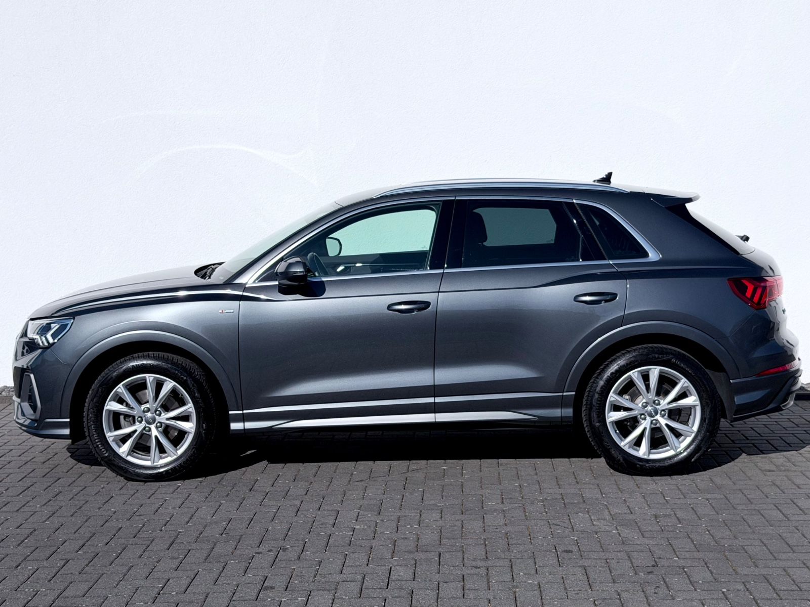 Audi Q3 35 TFSI S line /LED/CAM/ACC/GARANTIE/APP/ - Bild 8 Audi Q3 35 TFSI S line /LED/CAM/ACC/GARANTIE/APP/ in Daytonagrau Perleffekt als SUV/Geländewagen/Pickup - Fahrzeugfoto 8
