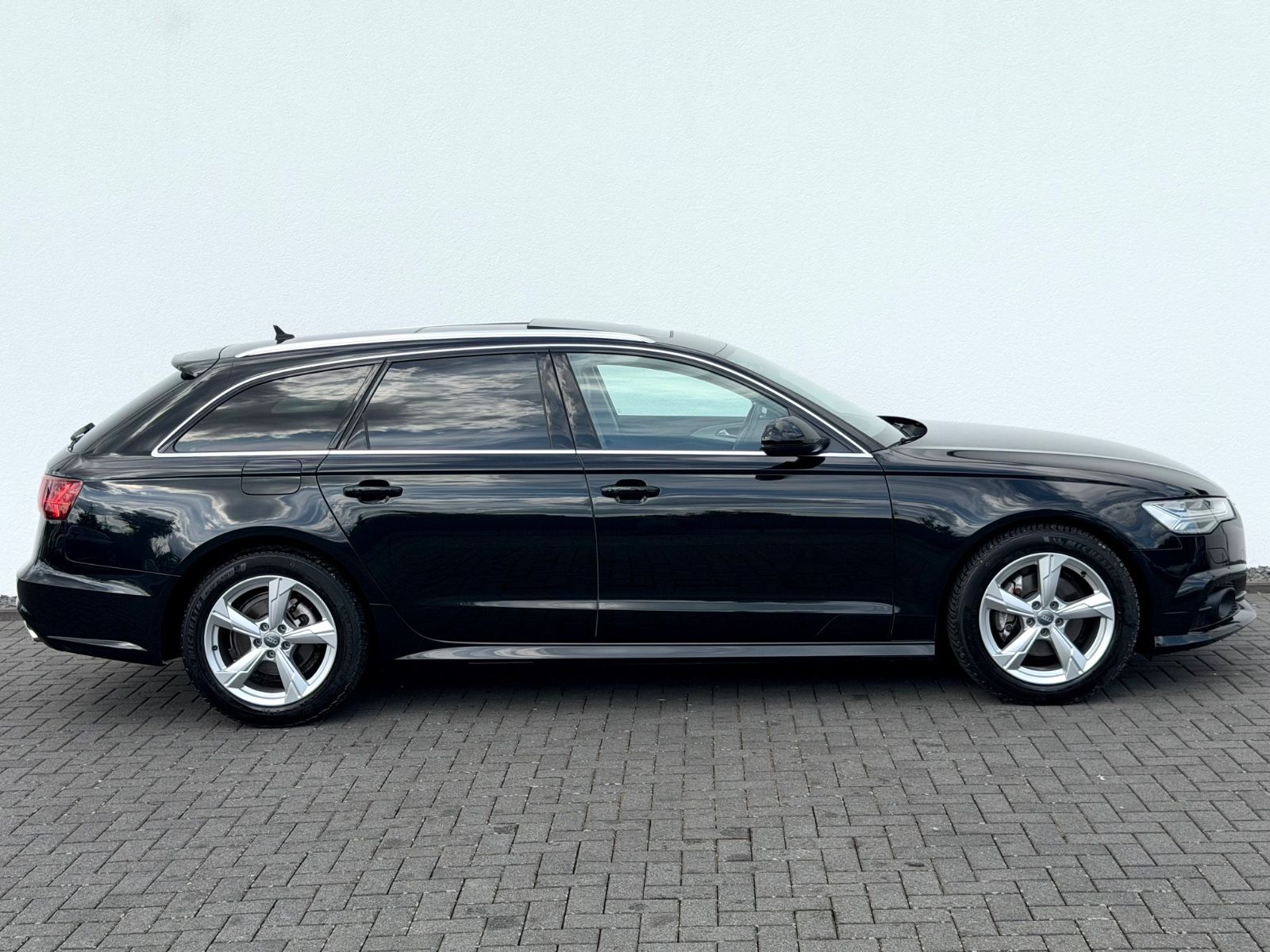 Audi A6 Avant 2.0 TDI sport /LED/ACC/CAM/AHK/GARANTIE - Bild 4 Audi A6 Avant 2.0 TDI sport /LED/ACC/CAM/AHK/GARANTIE in MYTHOSSCHWARZ als Kombi - Fahrzeugfoto 4