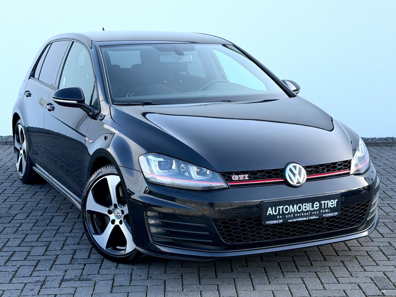Volkswagen Golf VII Lim. GTI Performance BMT - Bild 3 Volkswagen Golf VII Lim. GTI Performance BMT in Schwarz als Limousine - Fahrzeugfoto 3