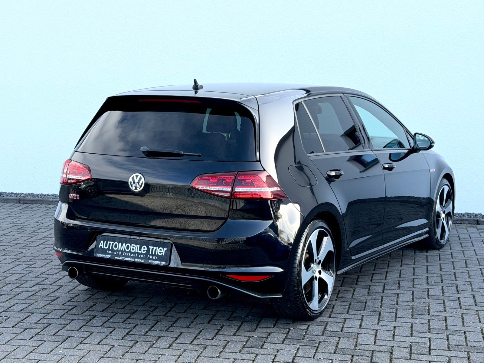 Volkswagen Golf VII Lim. GTI Performance BMT - Bild 5 Volkswagen Golf VII Lim. GTI Performance BMT in Schwarz als Limousine - Fahrzeugfoto 5