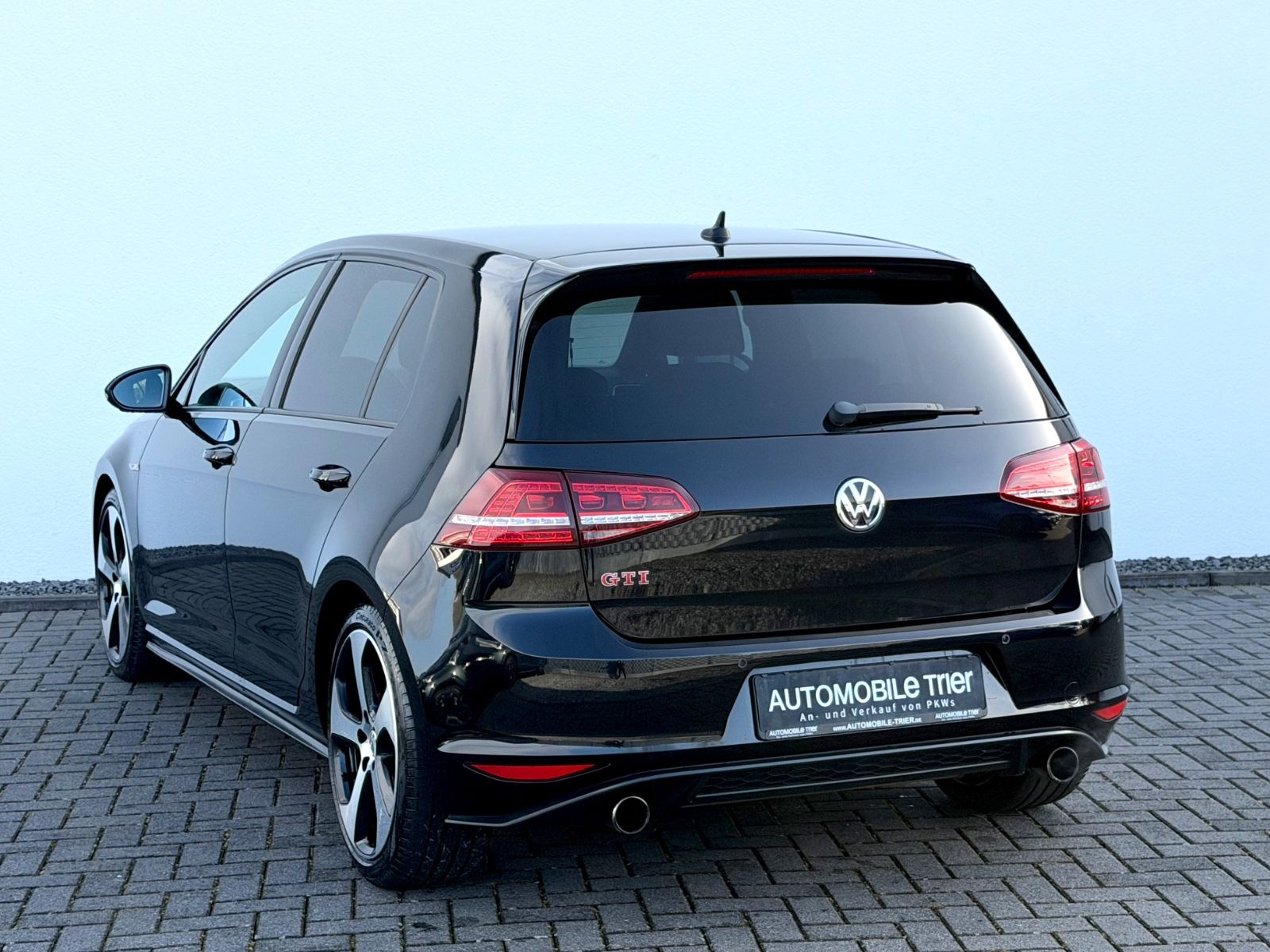 Volkswagen Golf VII Lim. GTI Performance BMT - Bild 7 Volkswagen Golf VII Lim. GTI Performance BMT in Schwarz als Limousine - Fahrzeugfoto 7