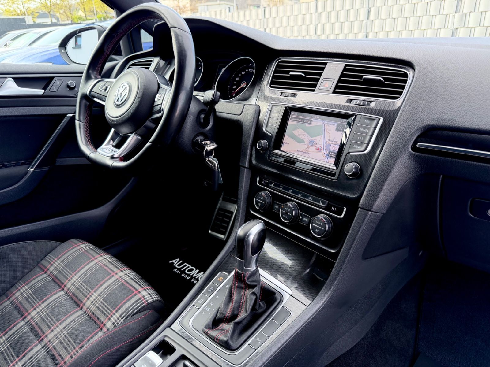 Volkswagen Golf VII Lim. GTI Performance BMT - Bild 10 Volkswagen Golf VII Lim. GTI Performance BMT in Schwarz als Limousine - Fahrzeugfoto 10