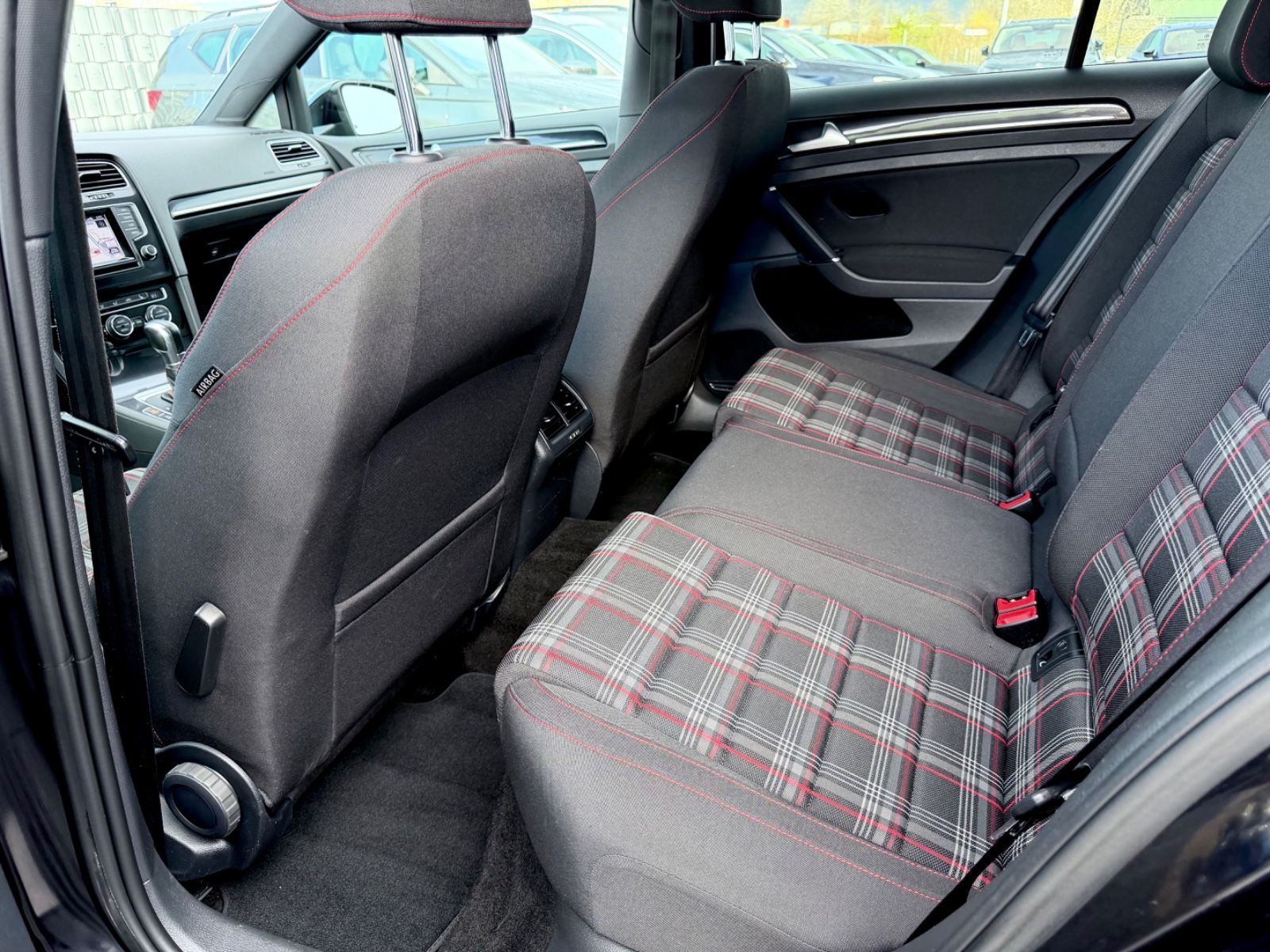 Volkswagen Golf VII Lim. GTI Performance BMT - Bild 12 Volkswagen Golf VII Lim. GTI Performance BMT in Schwarz als Limousine - Fahrzeugfoto 12