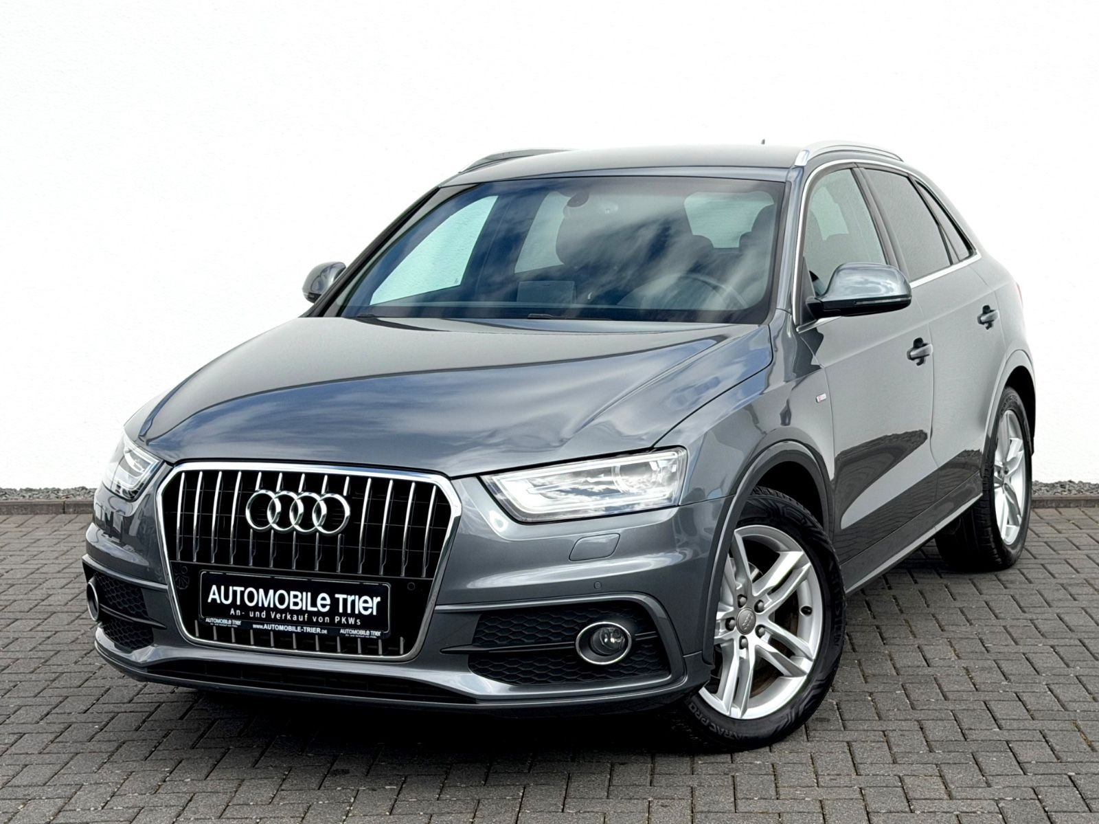 Audi Q3 2.0 TDI S line Sport Plus Paket /1.HAND/ in Grau als SUV/Geländewagen/Pickup - Fahrzeugfoto 1