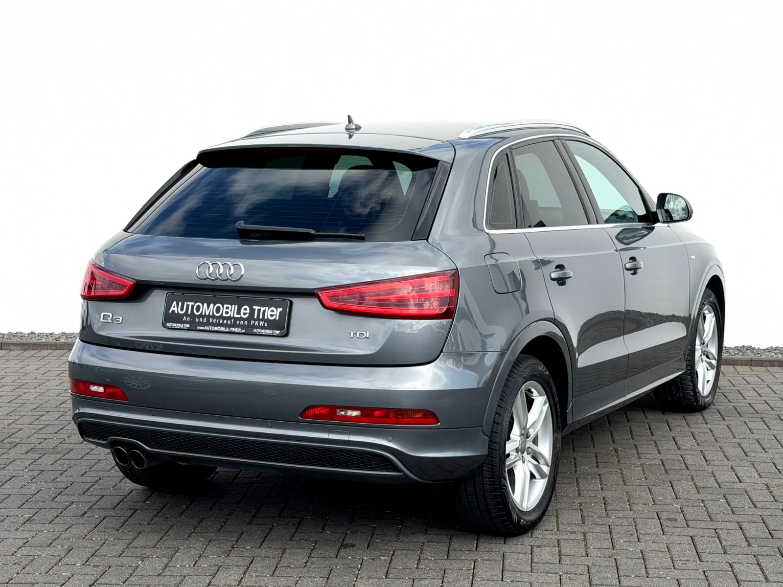 Audi Q3 2.0 TDI S line Sport Plus Paket /1.HAND/ - Bild 4 Audi Q3 2.0 TDI S line Sport Plus Paket /1.HAND/ in Monsungrau Metallic als SUV/Geländewagen/Pickup - Fahrzeugfoto 4