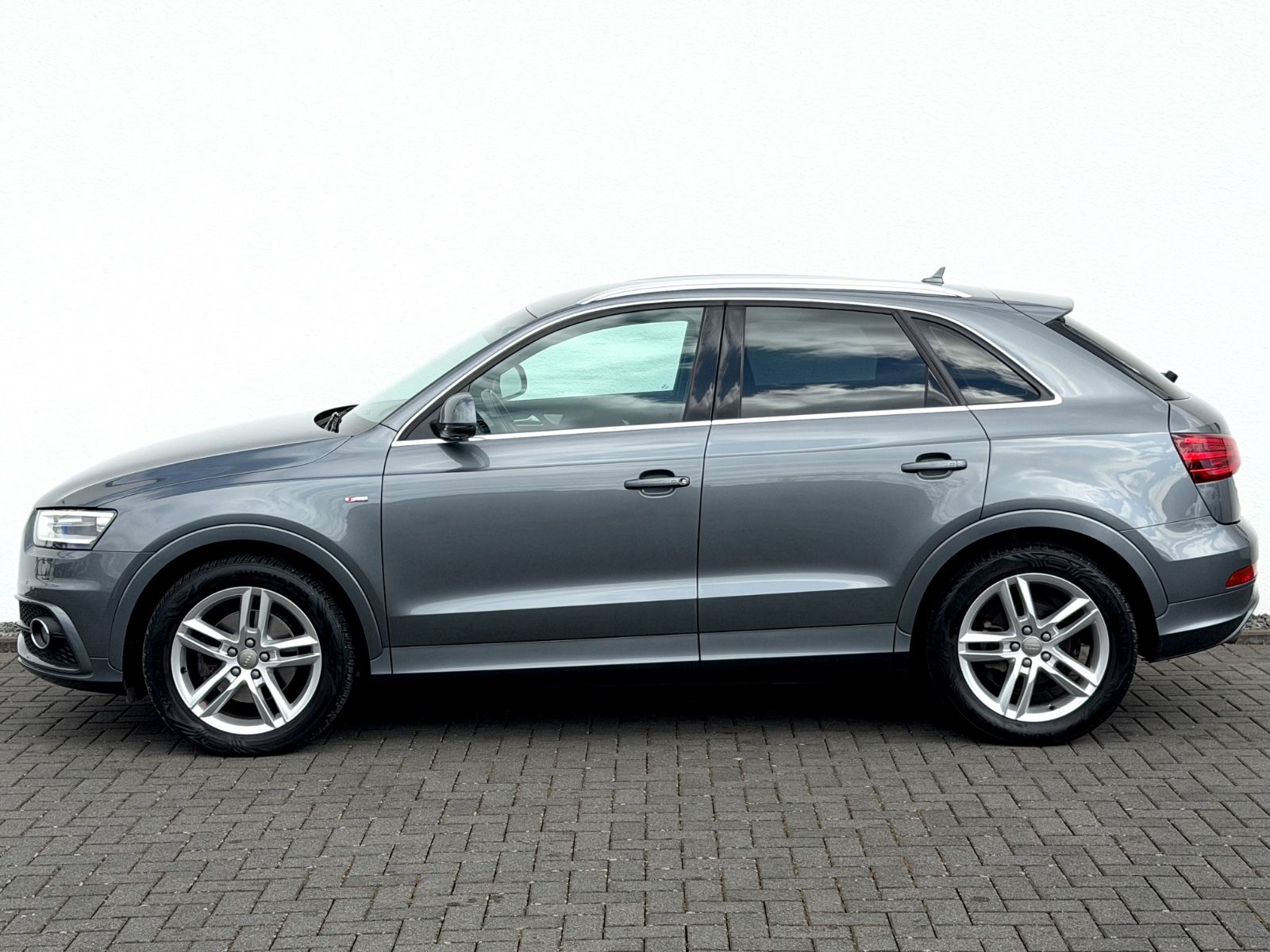 Audi Q3 2.0 TDI S line Sport Plus Paket /1.HAND/ - Bild 7 Audi Q3 2.0 TDI S line Sport Plus Paket /1.HAND/ in Monsungrau Metallic als SUV/Geländewagen/Pickup - Fahrzeugfoto 7