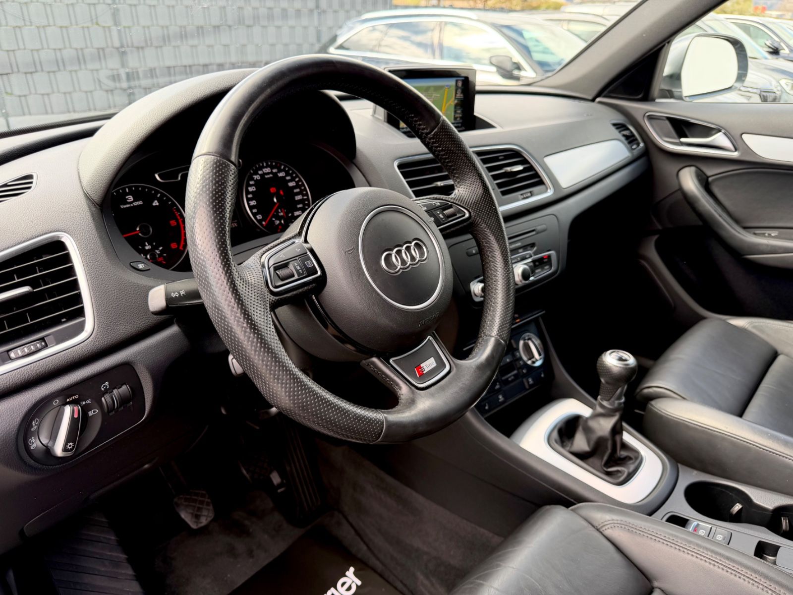 Audi Q3 2.0 TDI S line Sport Plus Paket /1.HAND/ - Bild 9 Audi Q3 2.0 TDI S line Sport Plus Paket /1.HAND/ in Monsungrau Metallic als SUV/Geländewagen/Pickup - Fahrzeugfoto 9