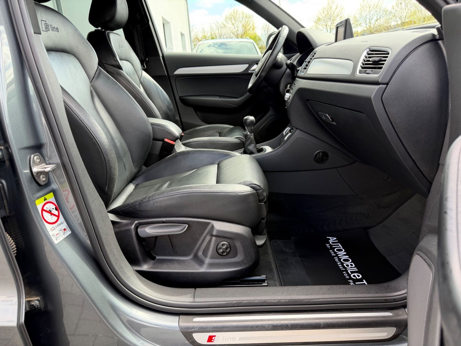 Audi Q3 2.0 TDI S line Sport Plus Paket /1.HAND/ - Bild 12 Audi Q3 2.0 TDI S line Sport Plus Paket /1.HAND/ in Monsungrau Metallic als SUV/Geländewagen/Pickup - Fahrzeugfoto 12