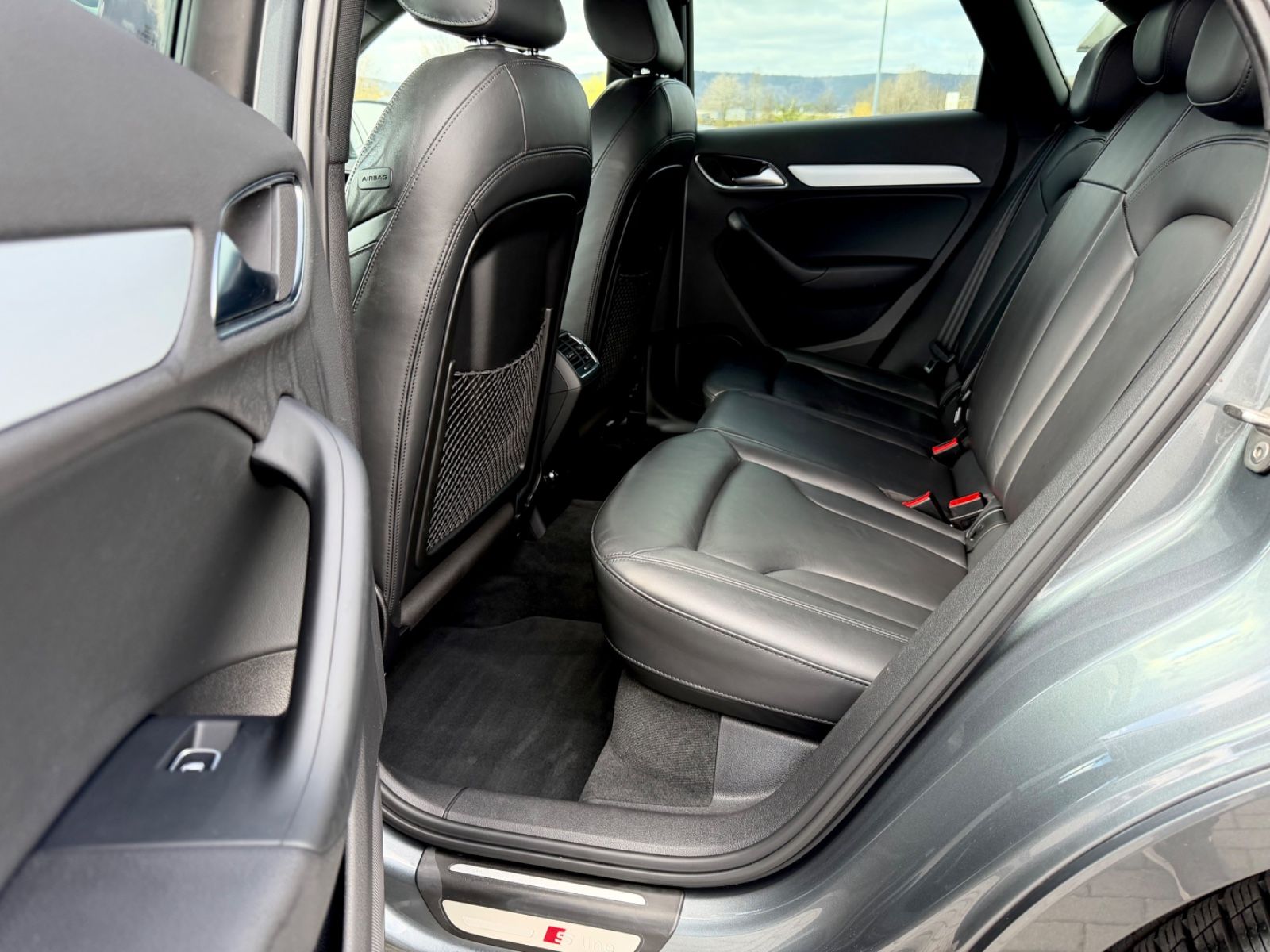 Audi Q3 2.0 TDI S line Sport Plus Paket /1.HAND/ - Bild 13 Audi Q3 2.0 TDI S line Sport Plus Paket /1.HAND/ in Monsungrau Metallic als SUV/Geländewagen/Pickup - Fahrzeugfoto 13