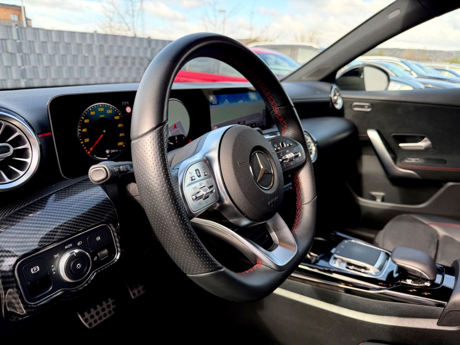 Mercedes-Benz A 35 AMG 4Matic /NAVI/LED/CAM/GARANTIE/ - Bild 8 Mercedes-Benz A 35 AMG 4Matic /NAVI/LED/CAM/GARANTIE/ in POLARWEISS - UNILACK als Sportwagen/Coupé - Fahrzeugfoto 8