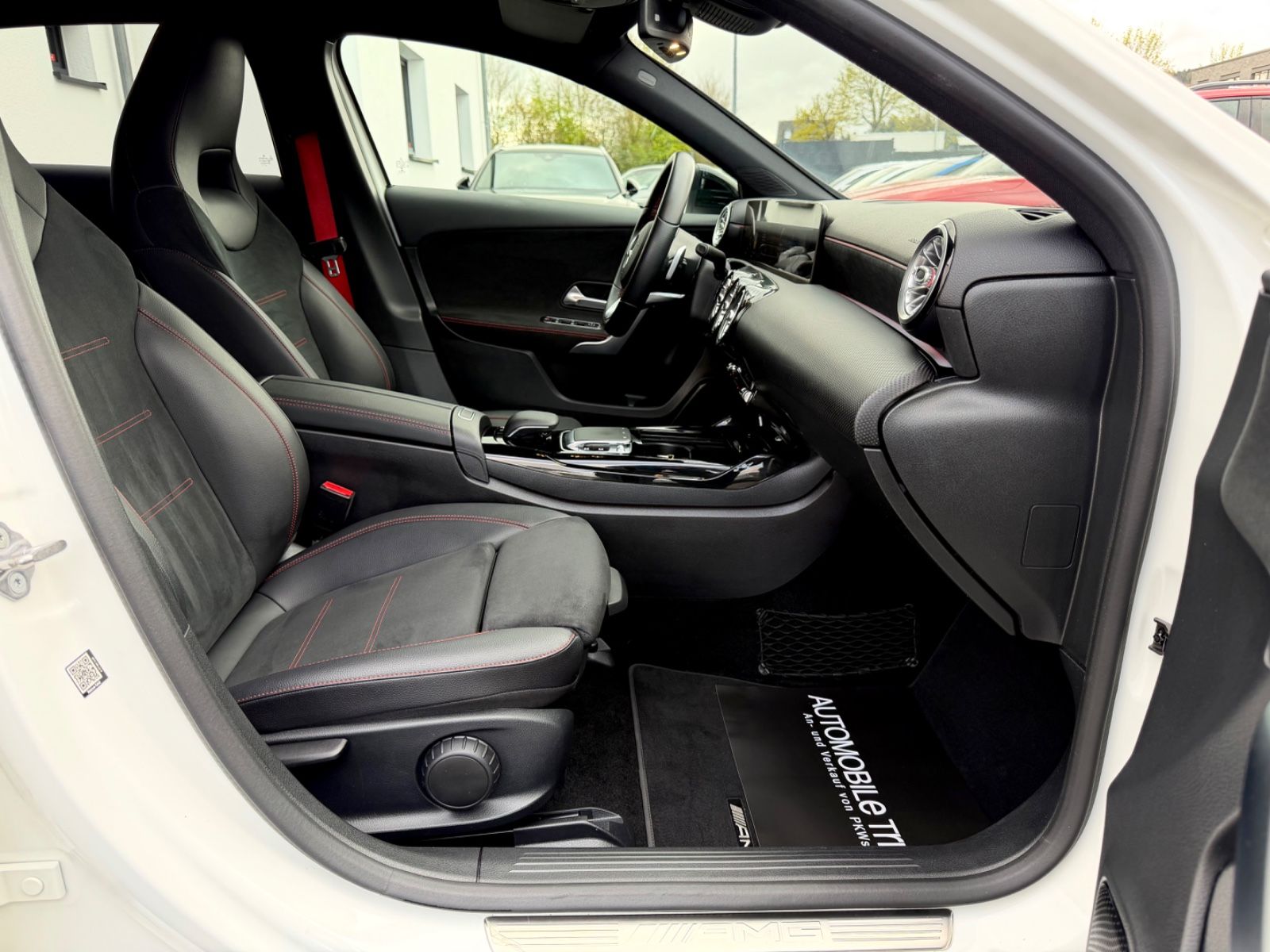 Mercedes-Benz A 35 AMG 4Matic /NAVI/LED/CAM/GARANTIE/ - Bild 11 Mercedes-Benz A 35 AMG 4Matic /NAVI/LED/CAM/GARANTIE/ in POLARWEISS - UNILACK als Sportwagen/Coupé - Fahrzeugfoto 11