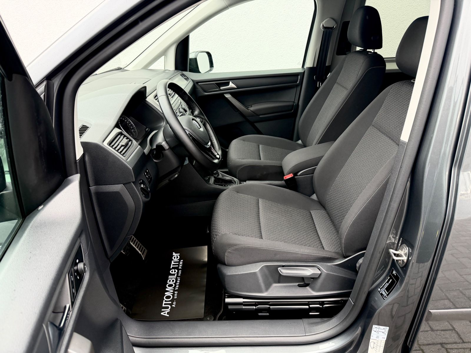 Volkswagen Caddy 1.4 TSI DSG *Navi*2xKlima*Garantie* - Bild 9 Volkswagen Caddy 1.4 TSI DSG *Navi*2xKlima*Garantie* in INDIUMGRAU als Van/Minibus - Fahrzeugfoto 9