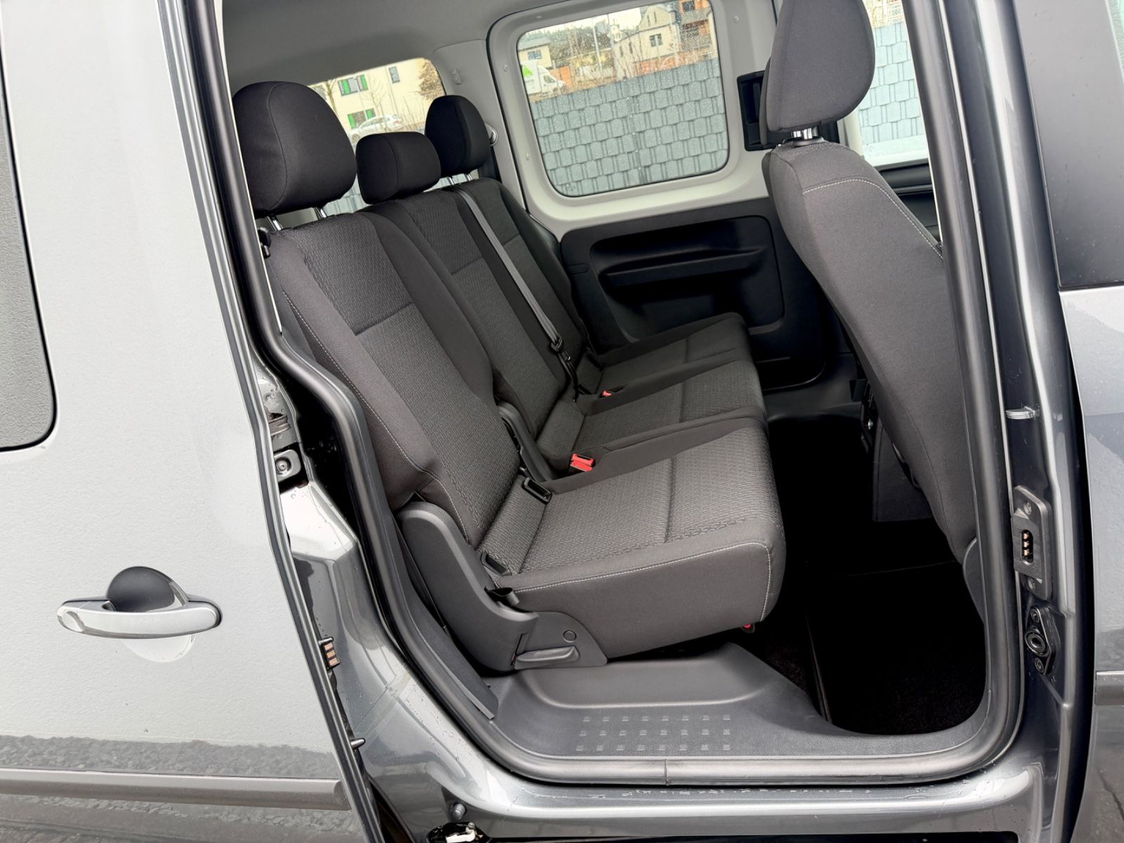 Volkswagen Caddy 1.4 TSI DSG *Navi*2xKlima*Garantie* - Bild 14 Volkswagen Caddy 1.4 TSI DSG *Navi*2xKlima*Garantie* in INDIUMGRAU als Van/Minibus - Fahrzeugfoto 14