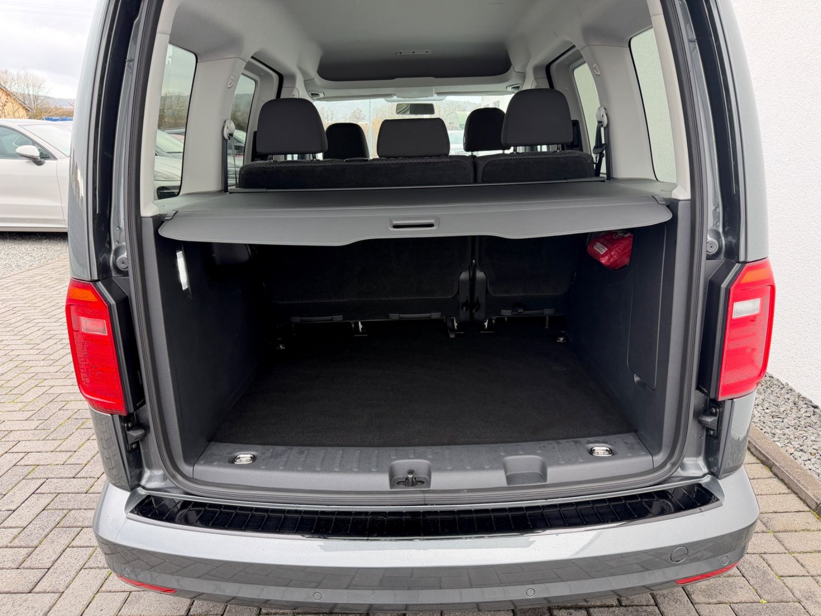 Volkswagen Caddy 1.4 TSI DSG *Navi*2xKlima*Garantie* - Bild 16 Volkswagen Caddy 1.4 TSI DSG *Navi*2xKlima*Garantie* in INDIUMGRAU als Van/Minibus - Fahrzeugfoto 16