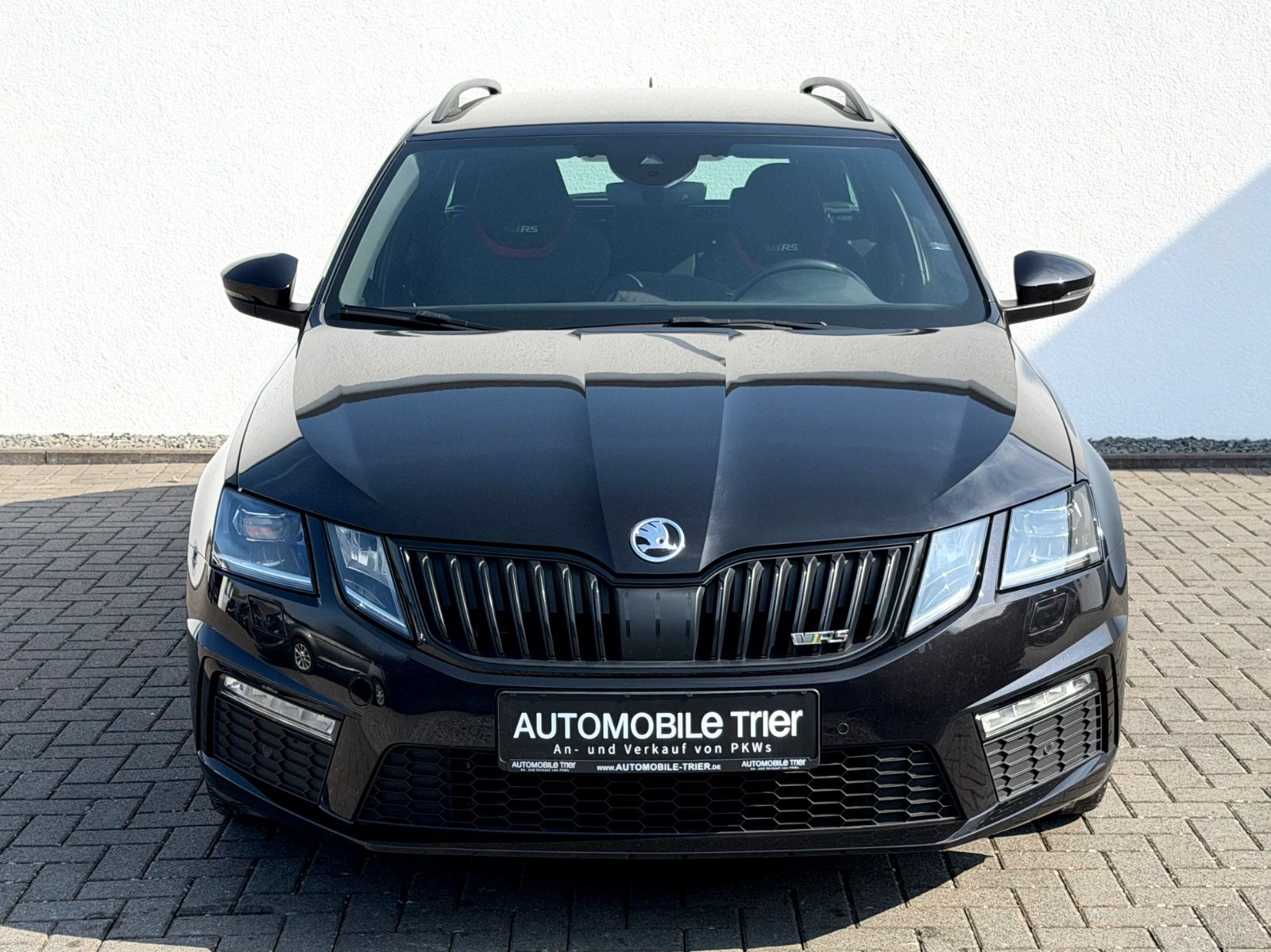 Skoda Octavia Combi RS 2.0 TDI DSG 4x4 /LED/ACC/CAM/ - Bild 2 Skoda Octavia Combi RS 2.0 TDI DSG 4x4 /LED/ACC/CAM/ in Schwarz als Kombi - Fahrzeugfoto 2