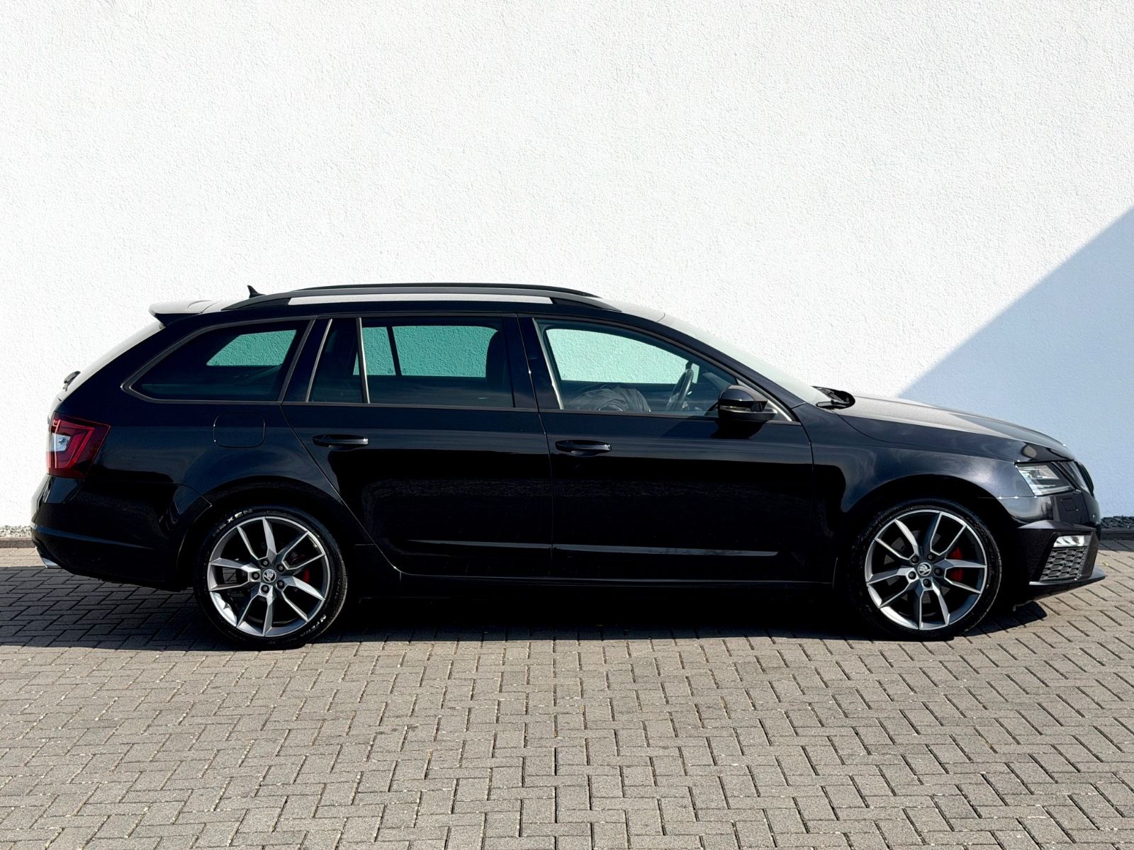 Skoda Octavia Combi RS 2.0 TDI DSG 4x4 /LED/ACC/CAM/ - Bild 4 Skoda Octavia Combi RS 2.0 TDI DSG 4x4 /LED/ACC/CAM/ in Schwarz als Kombi - Fahrzeugfoto 4