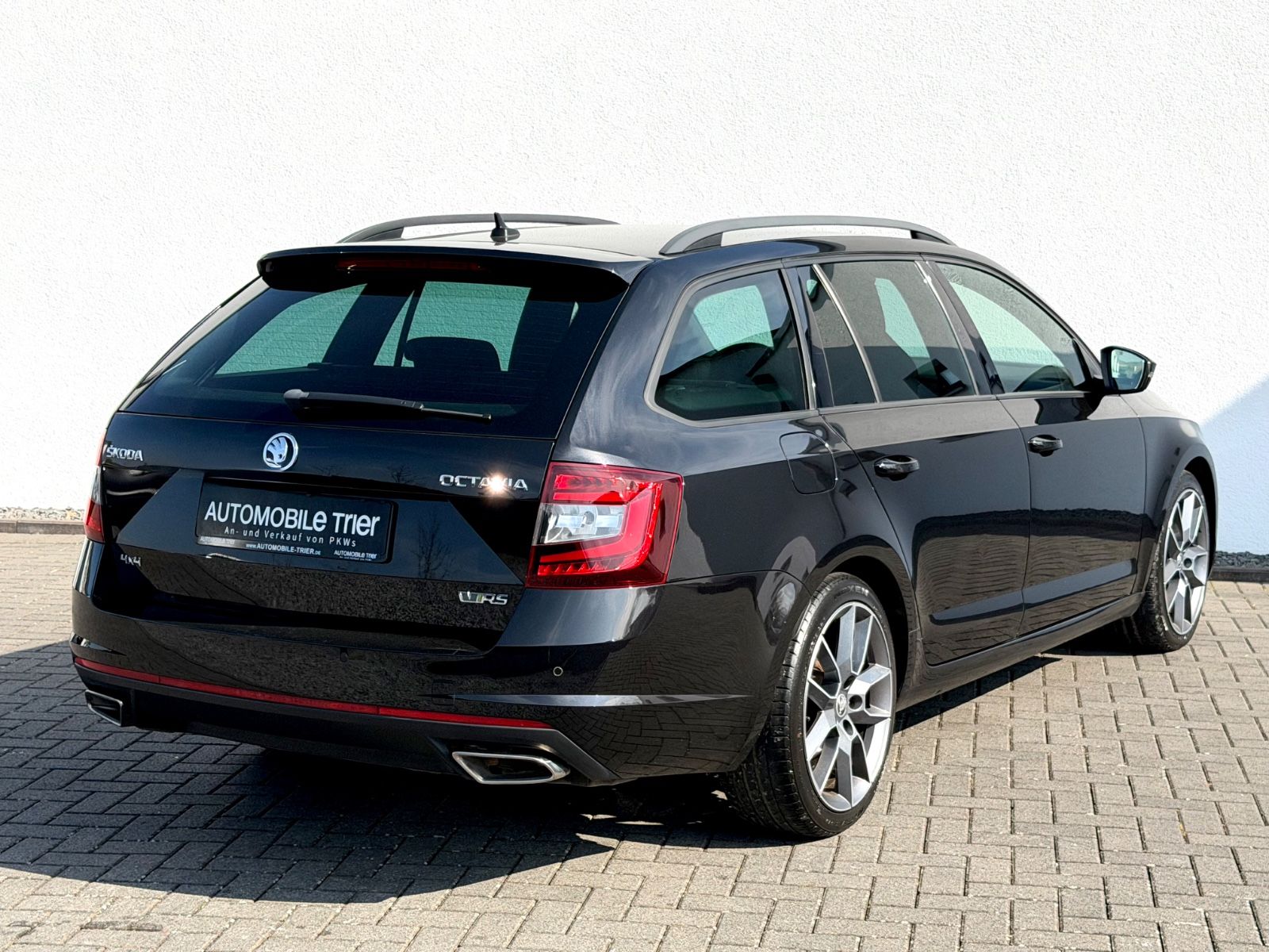 Skoda Octavia Combi RS 2.0 TDI DSG 4x4 /LED/ACC/CAM/ - Bild 5 Skoda Octavia Combi RS 2.0 TDI DSG 4x4 /LED/ACC/CAM/ in Schwarz als Kombi - Fahrzeugfoto 5