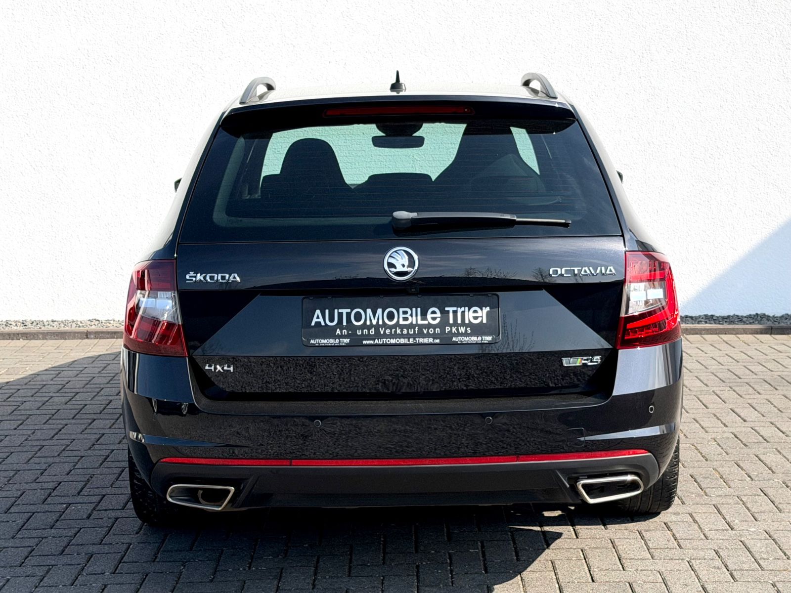 Skoda Octavia Combi RS 2.0 TDI DSG 4x4 /LED/ACC/CAM/ - Bild 6 Skoda Octavia Combi RS 2.0 TDI DSG 4x4 /LED/ACC/CAM/ in Schwarz als Kombi - Fahrzeugfoto 6