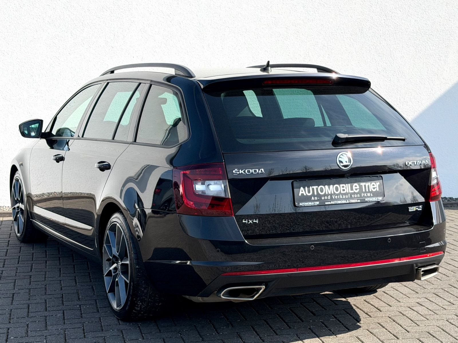 Skoda Octavia Combi RS 2.0 TDI DSG 4x4 /LED/ACC/CAM/ - Bild 7 Skoda Octavia Combi RS 2.0 TDI DSG 4x4 /LED/ACC/CAM/ in Schwarz als Kombi - Fahrzeugfoto 7