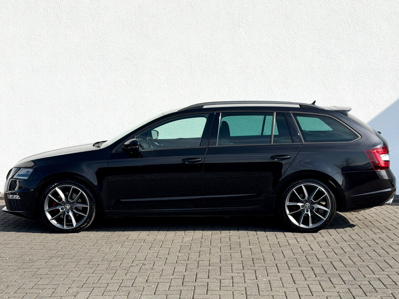 Skoda Octavia Combi RS 2.0 TDI DSG 4x4 /LED/ACC/CAM/ - Bild 8 Skoda Octavia Combi RS 2.0 TDI DSG 4x4 /LED/ACC/CAM/ in Schwarz als Kombi - Fahrzeugfoto 8