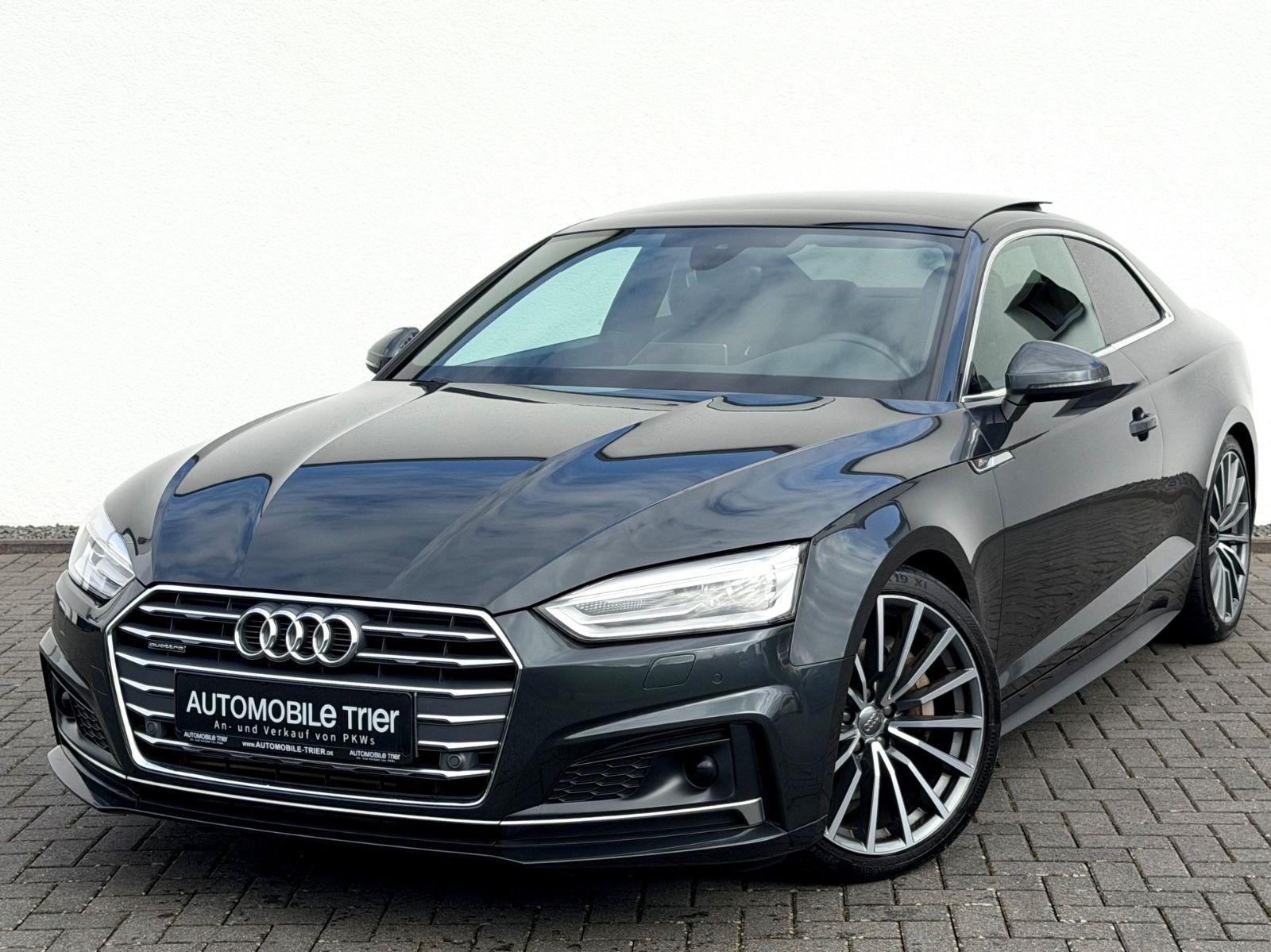 Audi A5 Coupe 2.0 TFSI quattro S line Sport Plus in Grau als Sportwagen/Coupé - Fahrzeugfoto 1