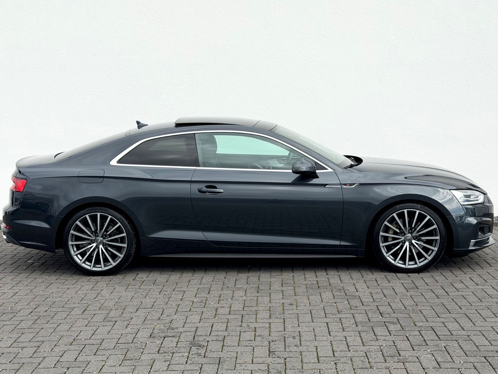 Audi A5 Coupe 2.0 TFSI quattro S line Sport Plus - Bild 4 Audi A5 Coupe 2.0 TFSI quattro S line Sport Plus in Grau als Sportwagen/Coupé - Fahrzeugfoto 4