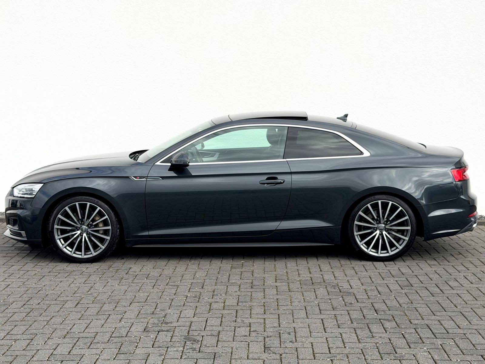 Audi A5 Coupe 2.0 TFSI quattro S line Sport Plus - Bild 8 Audi A5 Coupe 2.0 TFSI quattro S line Sport Plus in Grau als Sportwagen/Coupé - Fahrzeugfoto 8