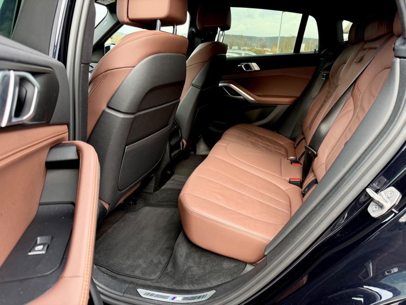BMW X6 xDrive 40 d M Sport Paket/LED/HUD/AHK/CAM/ - Bild 13 BMW X6 xDrive 40 d M Sport Paket/LED/HUD/AHK/CAM/ in CARBONSCHWARZ als SUV/Geländewagen/Pickup - Fahrzeugfoto 13