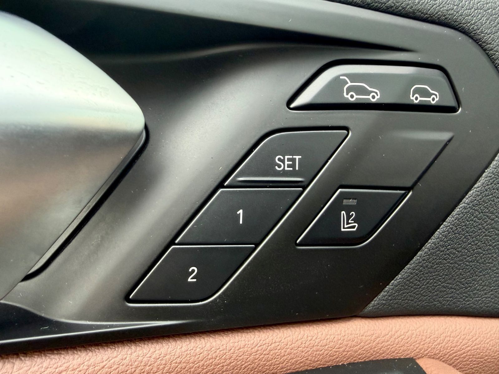 BMW X6 xDrive 40 d M Sport Paket/LED/HUD/AHK/CAM/ - Bild 17 BMW X6 xDrive 40 d M Sport Paket/LED/HUD/AHK/CAM/ in CARBONSCHWARZ als SUV/Geländewagen/Pickup - Fahrzeugfoto 17