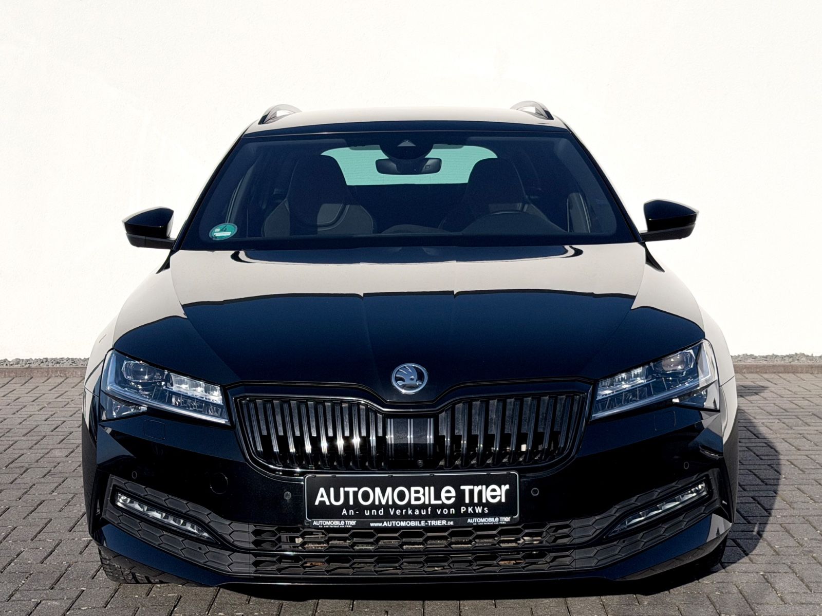 Skoda Superb Combi Sportline 2.0 TDI DSG 4x4 /1.HAND/ - Bild 2 Skoda Superb Combi Sportline 2.0 TDI DSG 4x4 /1.HAND/ in Schwarz-Magic Perleffekt als Kombi - Fahrzeugfoto 2