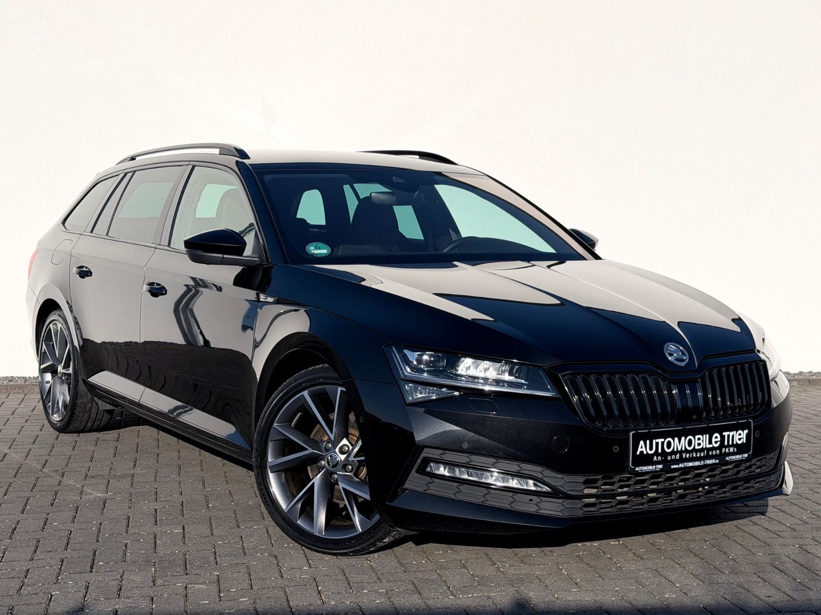 Skoda Superb Combi Sportline 2.0 TDI DSG 4x4 /1.HAND/ - Bild 3 Skoda Superb Combi Sportline 2.0 TDI DSG 4x4 /1.HAND/ in Schwarz-Magic Perleffekt als Kombi - Fahrzeugfoto 3