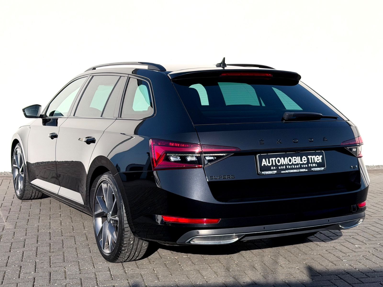 Skoda Superb Combi Sportline 2.0 TDI DSG 4x4 /1.HAND/ - Bild 7 Skoda Superb Combi Sportline 2.0 TDI DSG 4x4 /1.HAND/ in Schwarz-Magic Perleffekt als Kombi - Fahrzeugfoto 7