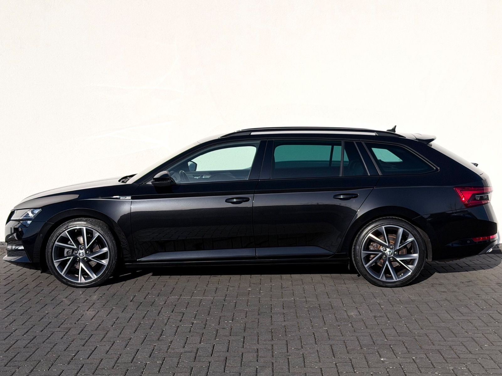Skoda Superb Combi Sportline 2.0 TDI DSG 4x4 /1.HAND/ - Bild 8 Skoda Superb Combi Sportline 2.0 TDI DSG 4x4 /1.HAND/ in Schwarz-Magic Perleffekt als Kombi - Fahrzeugfoto 8