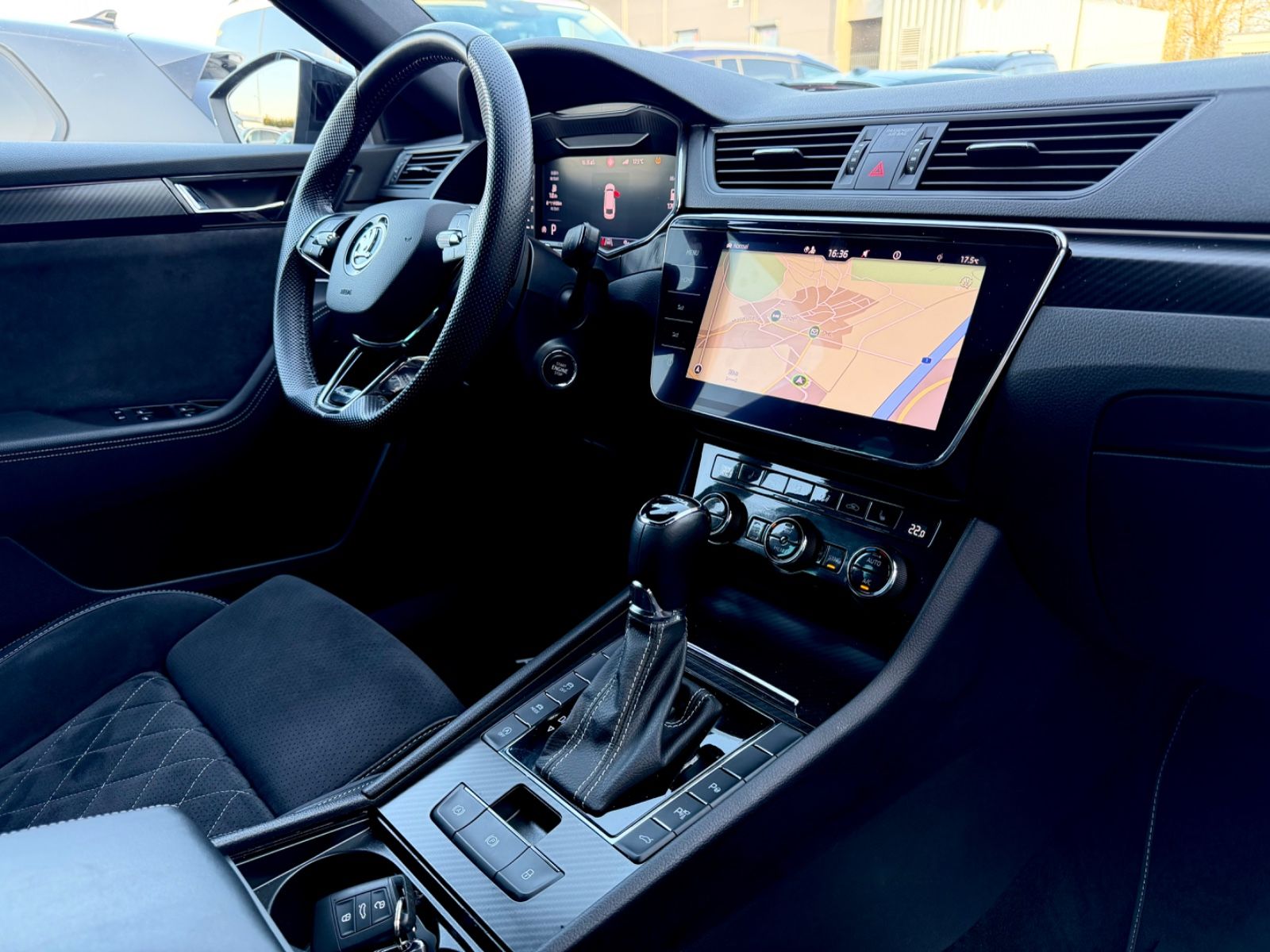 Skoda Superb Combi Sportline 2.0 TDI DSG 4x4 /1.HAND/ - Bild 12 Skoda Superb Combi Sportline 2.0 TDI DSG 4x4 /1.HAND/ in Schwarz-Magic Perleffekt als Kombi - Fahrzeugfoto 12