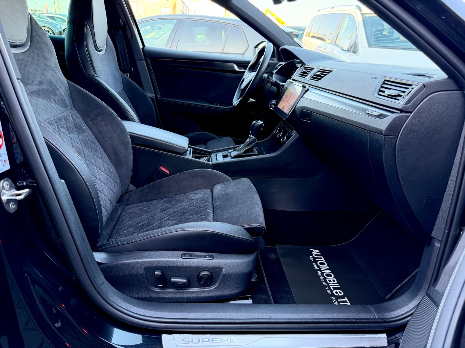 Skoda Superb Combi Sportline 2.0 TDI DSG 4x4 /1.HAND/ - Bild 13 Skoda Superb Combi Sportline 2.0 TDI DSG 4x4 /1.HAND/ in Schwarz-Magic Perleffekt als Kombi - Fahrzeugfoto 13
